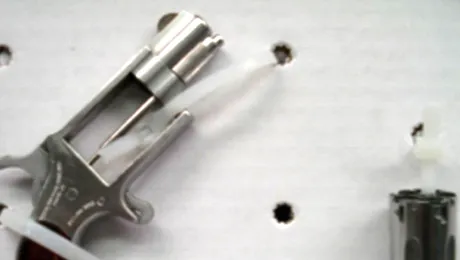 A incercat sa isi aprinda tigara cu pistolul, dar si-a impuscat fiica