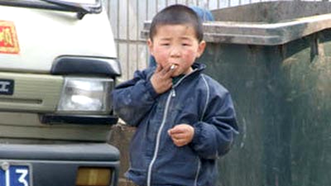 Dong Dong, fumatorul in varsta de 4 ani