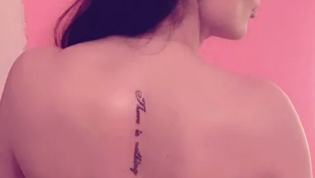 Şi-a tunat posteriorul şi acum îl arată lumii. Soţul spune că e „urâtă, grasă şi cu fundul mare” – FOTO