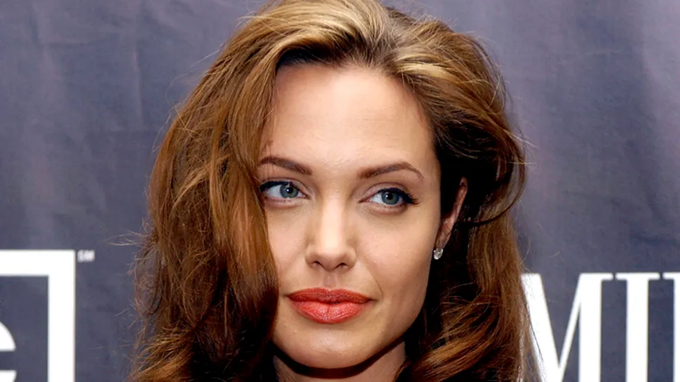 După mastectomie, Angelina Jolie vrea să renunțe și la ovare