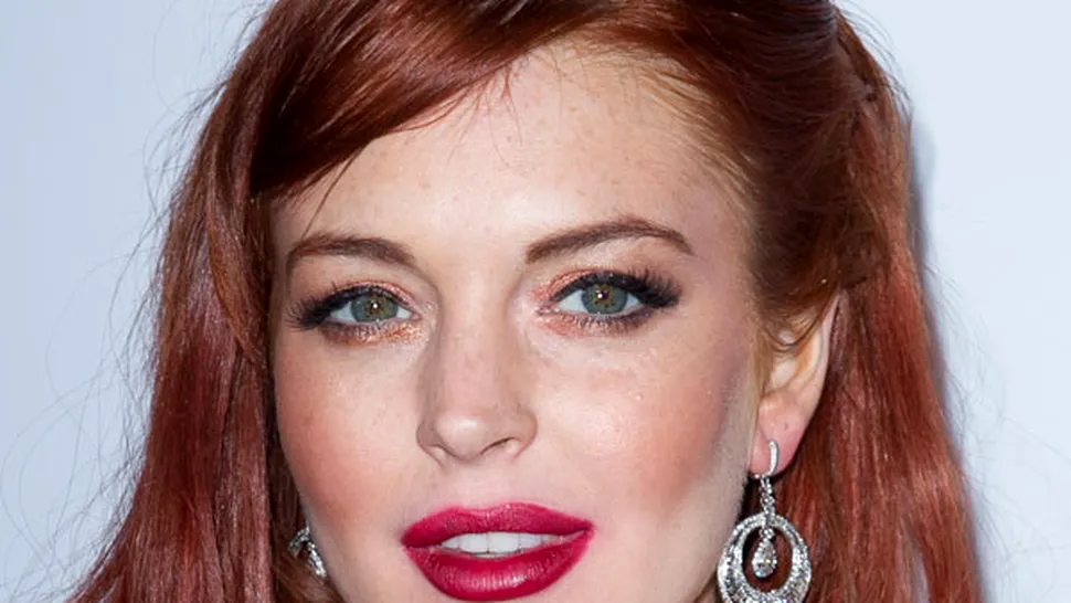 Lindsay Lohan își plătește impozitele către stat cu banii lui Charlie Sheen