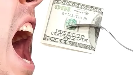 Doi bărbați au fost arestați după ce au înghițit câte 40.000 $