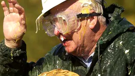 Ungurii nu mai au voie sa arunce cu oua in public