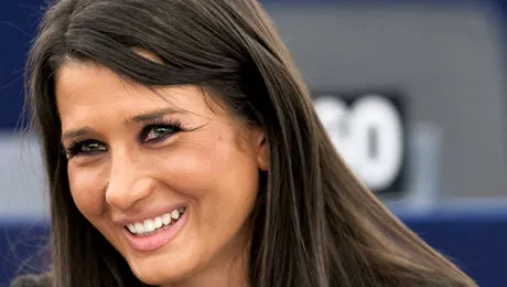 Unde lucrează acum Elena Băsescu şi ce salariu are de fapt?