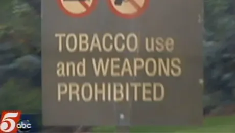 A fost concediată pentru că mirosea a fum de țigară