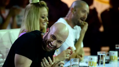 Mihai Bendeac, sărutat pe buze de un bărbat