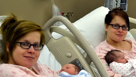 Două gemene au născut în aceeași zi, la aproape aceeași oră