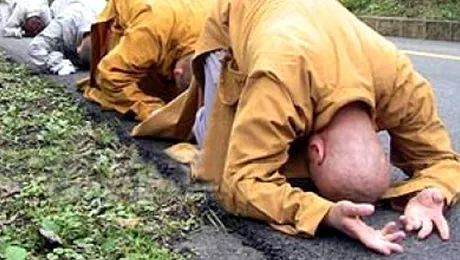 Doi calugari budisti au pornit intr-o calatorie de 800 km, in genunchi!