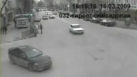 Pietoni spulberati de o masina pe trecerea de pietoni! (Video soc!)