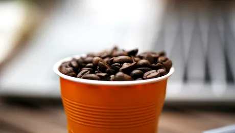 (P) „Dacă selectezi cafea cu lapte, cade o vacă din automat? „