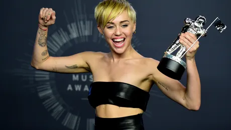 Miley Cyrus a pozat nud pentru Karl Lagerfeld