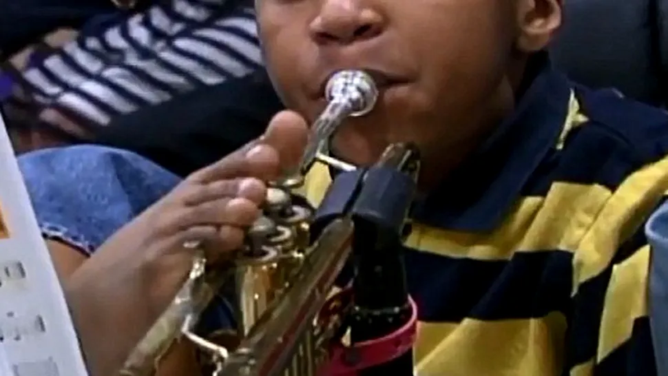 Băiatul de 10 ani care cântă la trompetă cu ajutorul picioarelor
