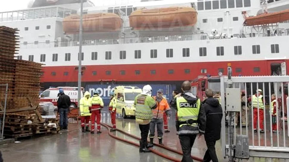 Sute de pasageri evacuati de pe o nava, la bordul careia a avut loc un incendiu