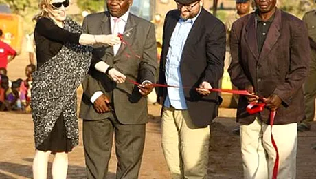 Madonna construieste o scoala de fete, in Malawi (Poze)