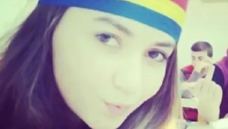 Ce i s-a întâmplat unei eleve care a purtat bentiță tricoloră la școală