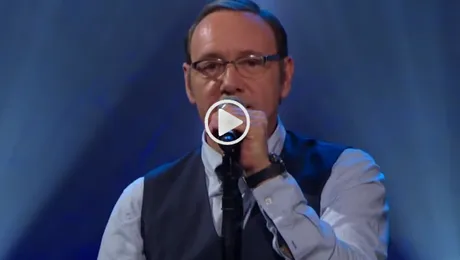 Kevin Spacey ar putea să facă carieră în muzică! Vezi cum cântă artistul (Video)