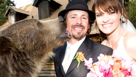 A avut cavaler de onoare la nuntă… un urs grizzly (Poze)