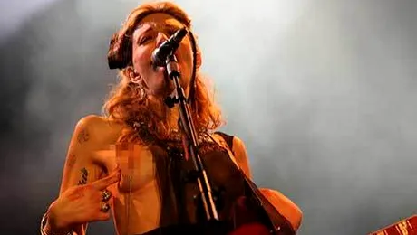 Courtney Love, topless la concertul din San Paolo (Poze)