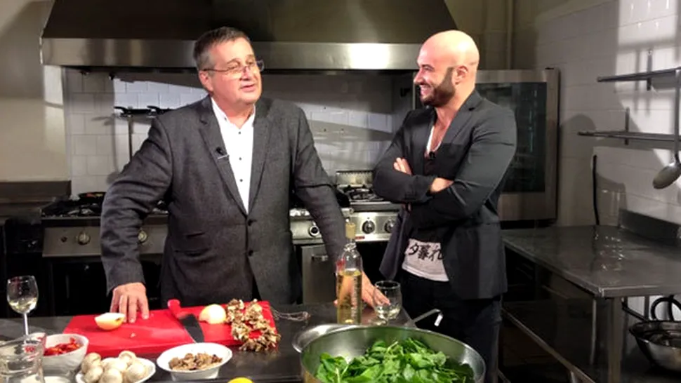 Mihai Bendeac şi Mircea Dinescu gătesc şi se distrează împreună, în bucătărie
