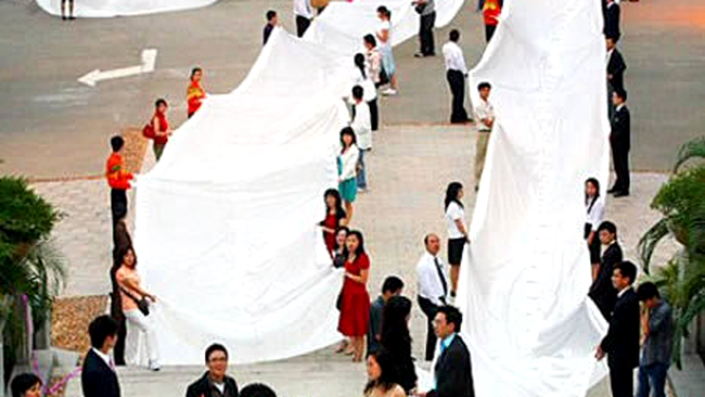 Cea mai lungă rochie purtată de o mireasă