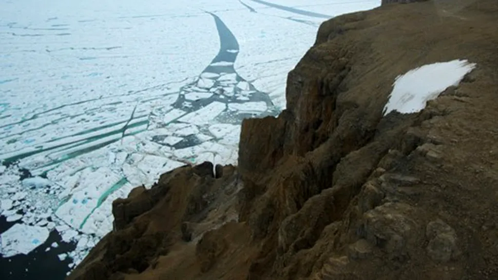 Un aisberg uriaș s-a desprins din Groenlanda