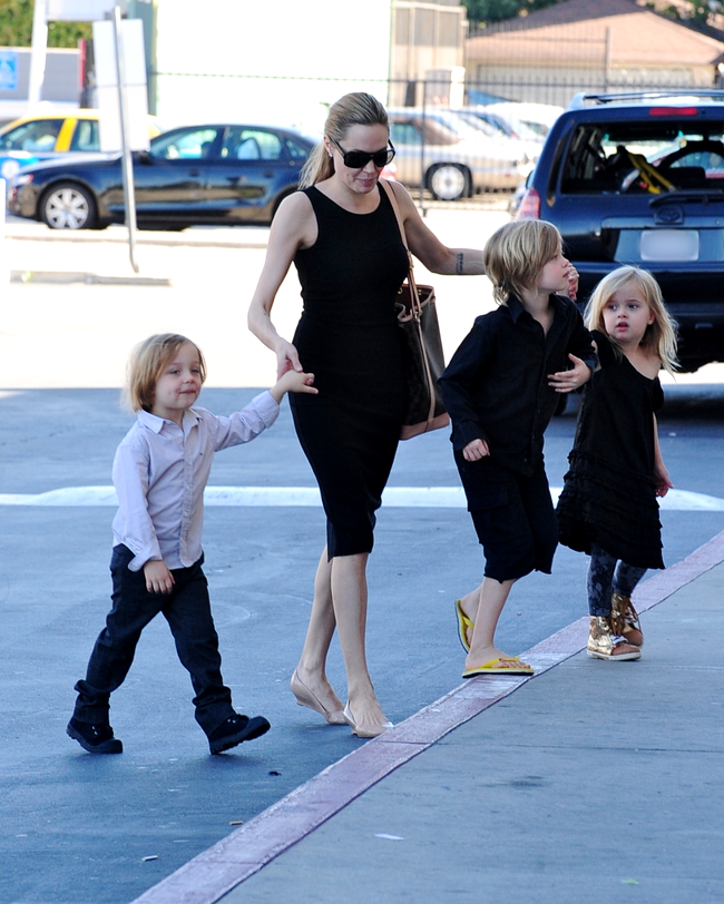 Angelina Jolie alaturi de Shiloh, Vivienne, și Knox Jolie Pitt