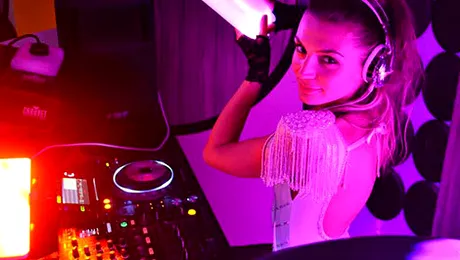 DJ-ița Bianca Linta a lansat videoclipul piesei „Divided Sky”