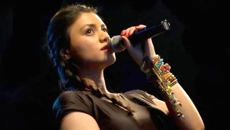 Aylin Cadir, (in)canta in franceza: „Mon Amour” (Video)