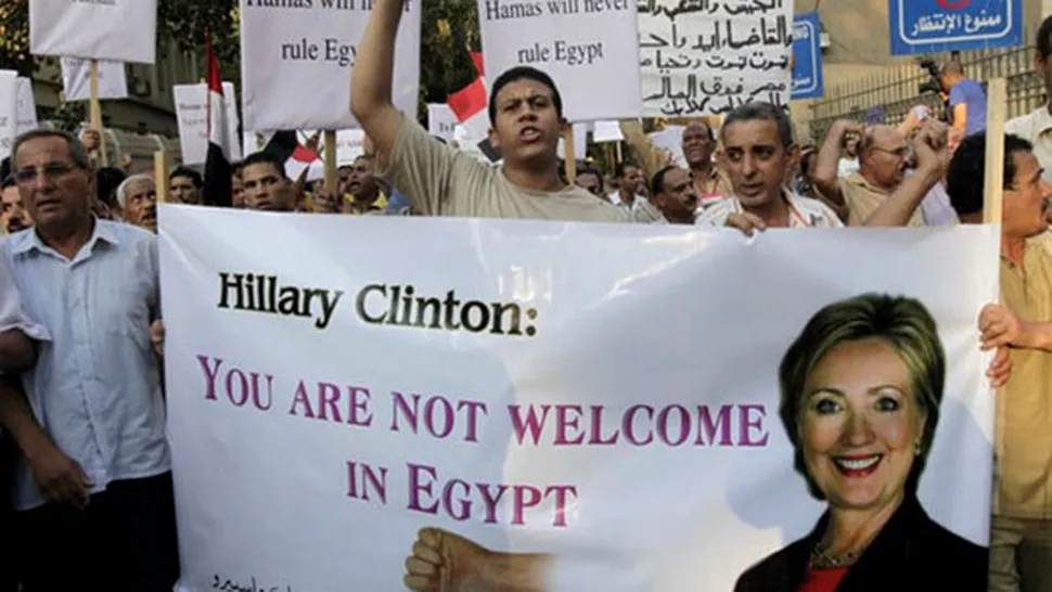 Hillary Clinton a fost atacată cu roșii în Egipt
