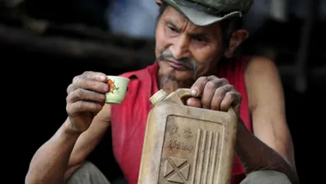 Un chinez s-a tratat de dureri cu benzina, timp de 42 de ani!