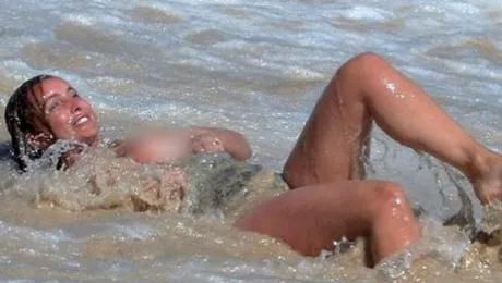 S-a hârjonit în apă cu iubitul, dar valurile i-au smuls costumul de baie cu totul!