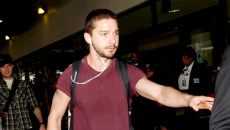 Shia LaBeouf, săltat de poliţişti de la un spectacol