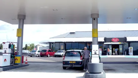 Benzina si motorina, mai scumpe cu 3 bani pe litru