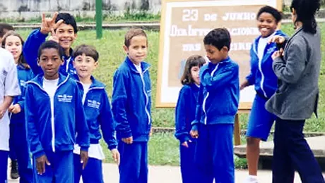 Brazilia îi monitorizează cu microcipuri pe elevi