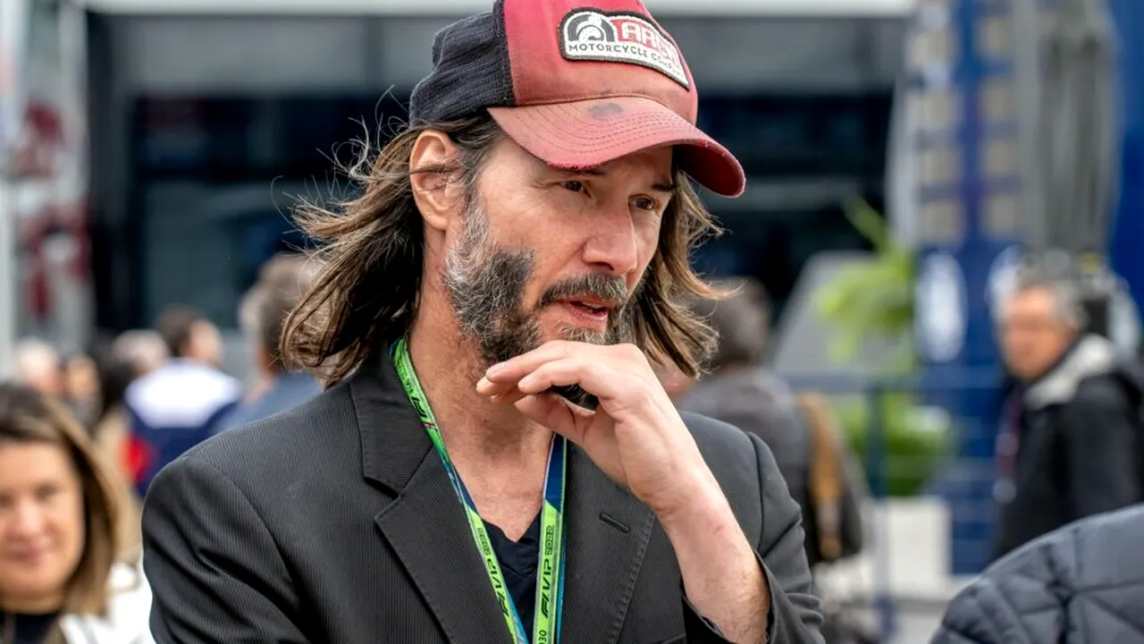 SILVERSTONE, UNITED KINGDOM - July 02, 2022: Keanu Reeves at round 10 of the 2022 FIA Formula 1 championship taking place at the Silverstone Circuit in Silverstone United Kingdom Credit: Michael Potts/Alamy Live News 