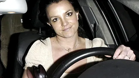 Britney Spears si Ana Maria Prodan conduc masini asemanatoare (Poze)