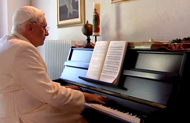 Papa cântă la pian