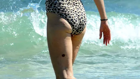 Din faţă liceu, din spate muzeu! Vedeta care, fără Photoshop, arată deplorabil!