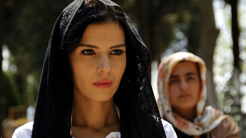 Ce spune cea mai frumoasă femeie din Turcia, actriţa Hatice Sendil: “Cred că m-am născut sub o stea norocoasă!”
