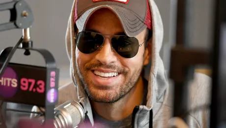 VIDEO Enrique Iglesias, sărut pasional cu o admiratoare, pe scena concertului de la Kiev