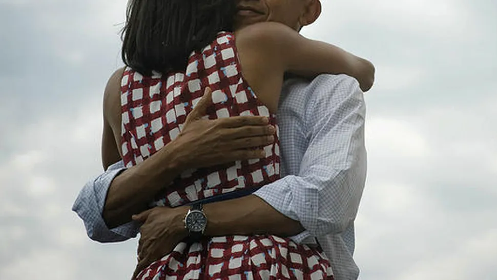 Fotografia cu Barack Obama îmbrățișat cu Michelle Obama a făcut înconjurul lumii