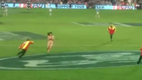 A făcut prăpăd la un meci! A intrat fără haine pe teren şi… VIDEO