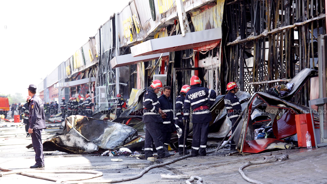 Un pompier si-a pierdut viata, astazi, in incendiul de la Dragonul Rosu