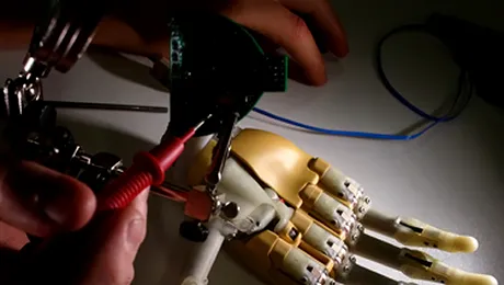 Mâna bionică, inventată de un student român