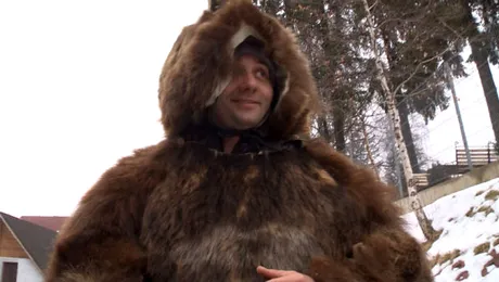 Cătălin Măruţă, deghizat în urs, a fost agresat de nişte turişti