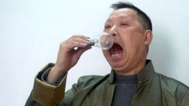 Wang Xianjun mananca becuri de la varsta de 12 ani, chiar si la micul dejun!