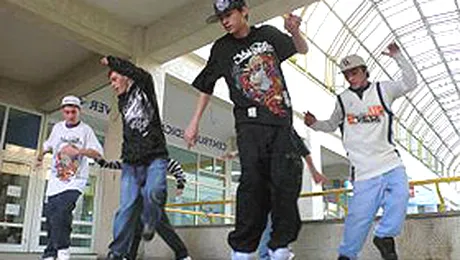 Pasi afro-americani pe betoane iesene: Crip-Walk