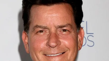 Charlie Sheen are interzis accesul în hotelul Plaza din New York și a ajuns să locuiască cu părinții