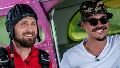 Dani Oţil a sărit cu paraşuta, în direct, la tv! Răzvan l-a susţinut de la sol – FOTO