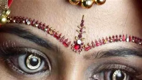 Lentile de contact placate cu aur si diamante, alternativa inelului de logodna